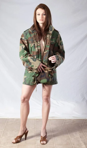 Pensive Vrouw Camouflage Jas Zoek Sexy — Stockfoto