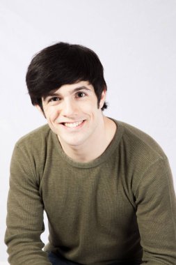 Yeşil gömlekli mutlu adam.