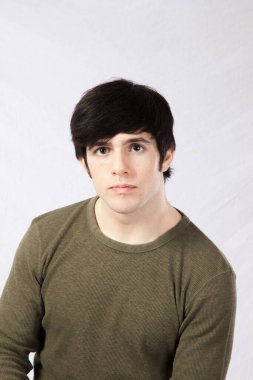 Yeşil gömlekli ciddi bir adam.