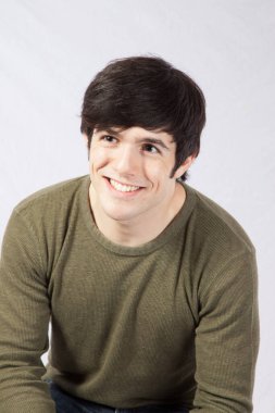 Yeşil gömlekli mutlu adam.