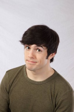 Yeşil gömlekli mutlu adam.