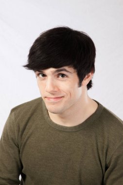 Yeşil gömlekli mutlu adam.