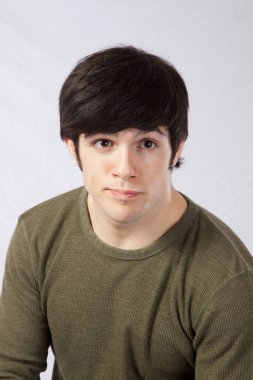 Yeşil gömlekli mutlu adam.