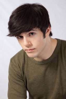 Düşünceli bir ifadesi olan yakışıklı bir adam.