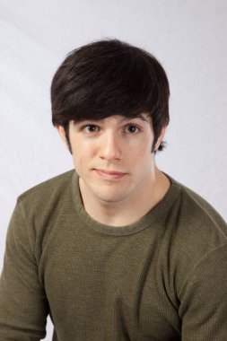 Yeşil gömlekli mutlu adam.