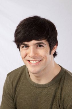 Yeşil gömlekli mutlu adam.