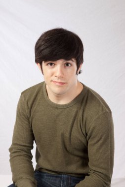 Düşünceli bir ifadesi olan yakışıklı bir adam.