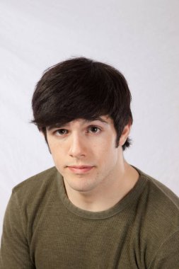 Düşünceli bir ifadesi olan yakışıklı bir adam.