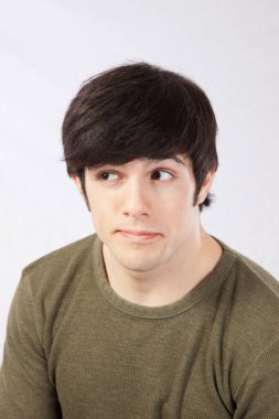 Düşünceli bir ifadesi olan yakışıklı bir adam.