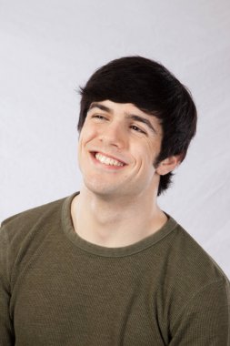 Yeşil gömlekli mutlu adam.