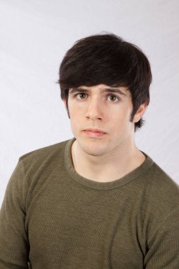 Düşünceli bir ifadesi olan yakışıklı bir adam.