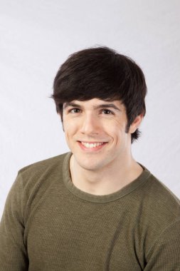 Yeşil gömlekli mutlu adam.