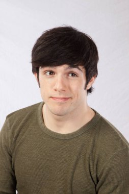 Yeşil gömlekli mutlu adam.