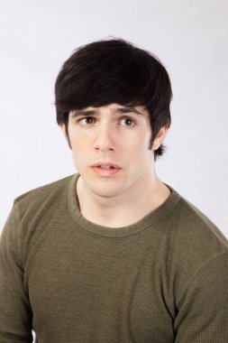 Düşünceli bir ifadesi olan yakışıklı bir adam.