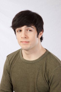 Düşünceli bir ifadesi olan yakışıklı bir adam.