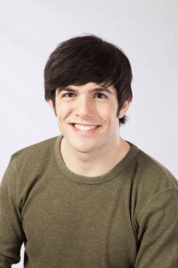 Yeşil gömlekli mutlu adam.