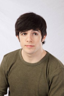 Düşünceli bir ifadesi olan yakışıklı bir adam.