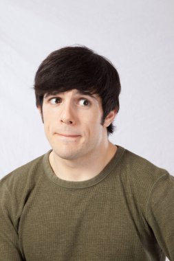 Düşünceli bir ifadesi olan yakışıklı bir adam.