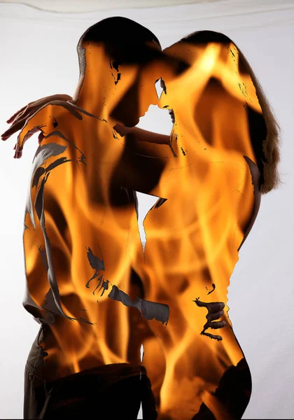 Ateşli çift kucaklaşması