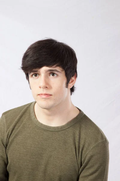 Hombre Serio Con Una Camisa Verde — Foto de Stock