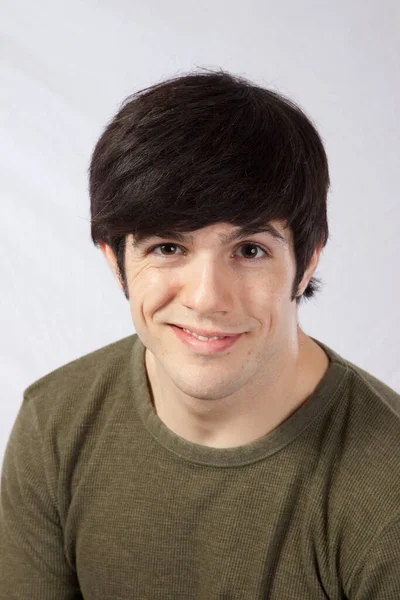 Yeşil gömlekli mutlu adam.