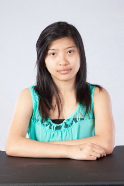 Düşünen güzel Asyalı kadın