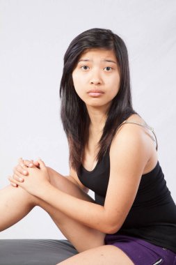 Düşünceli Asyalı kadın dinleniyor.