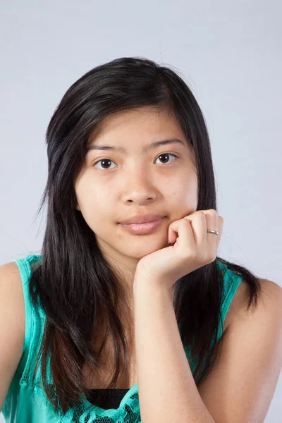 Mooie Aziatische Vrouw Nadenken — Stockfoto