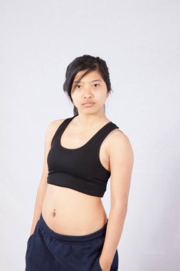 Güzel Asyalı kadın düşünceli bir şekilde kameraya bakıyor.