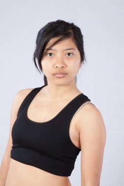 Güzel Asyalı kadın düşünceli bir şekilde kameraya bakıyor.