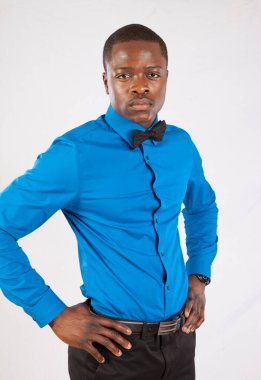 Mavi gömlekli ve papyonlu dalgın siyah adam.