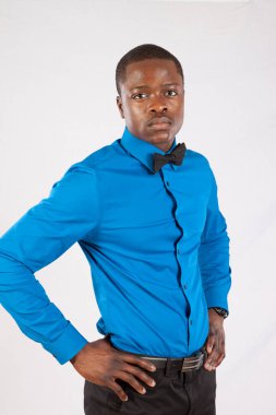 Mavi gömlekli ve papyonlu dalgın siyah adam.