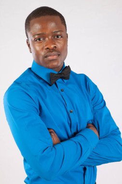 Mavi gömlekli ve papyonlu dalgın siyah adam.