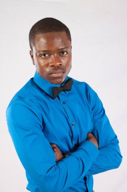 Mavi gömlekli ve papyonlu dalgın siyah adam.