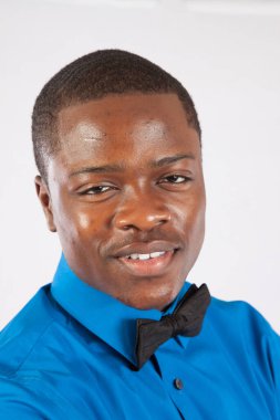 Mavi gömlekli ve papyonlu mutlu siyah adam.