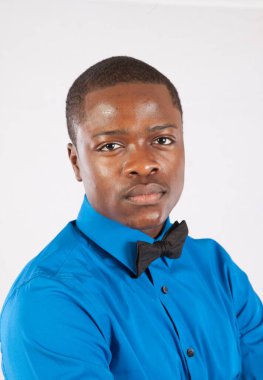 Mavi gömlekli ve papyonlu dalgın siyah adam.