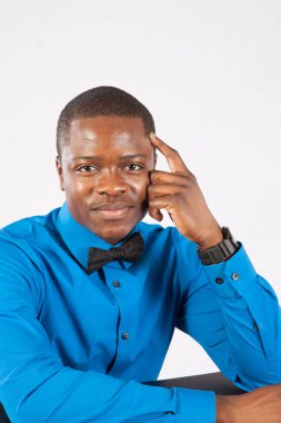 Mutlu siyah adam gülümsüyor