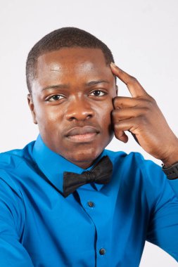 Mavi gömlekli ve papyonlu dalgın siyah adam.