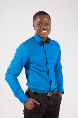 Mutlu siyah adam gülümsüyor