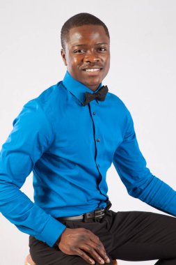 Mutlu siyah adam gülümsüyor