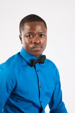 Düşünceli siyah adam düşünceli görünüyor.