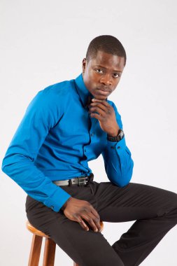 Düşünceli siyah adam düşünceli görünüyor.
