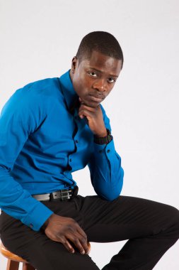 Düşünceli siyah adam düşünceli görünüyor.