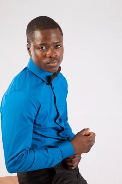 Düşünceli siyah adam düşünceli görünüyor.