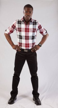 Düşünceli siyah adam düşünceli görünüyor.