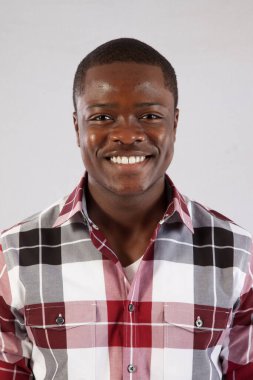 Mutlu siyah adam gülümsüyor