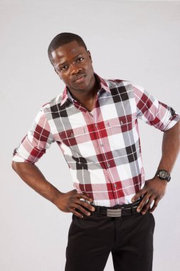 Düşünceli siyah adam düşünceli görünüyor.