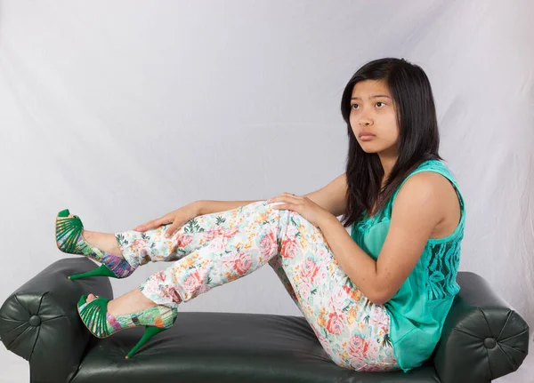 Pensive Asiatische Frau Sitzt — Stockfoto