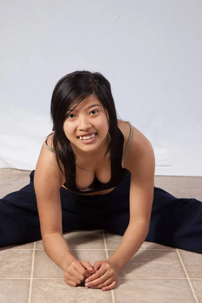 Schöne Asiatische Frau Tanzt — Stockfoto