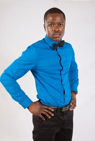 Pensativo Hombre Negro Una Camisa Azul Pajarita —  Fotos de Stock